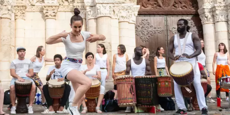 Troupe interprète... devant Notre Dame