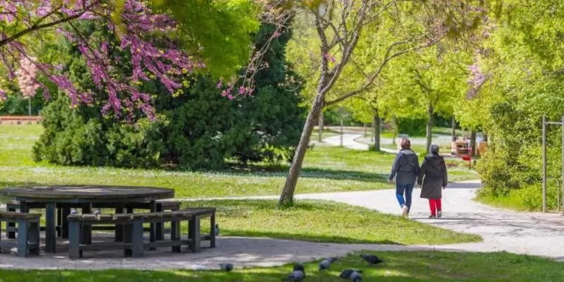 Promeneurs au parc du Triangle d'Or ALT