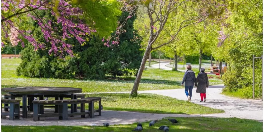 Promeneurs au parc du Triangle d'Or ALT