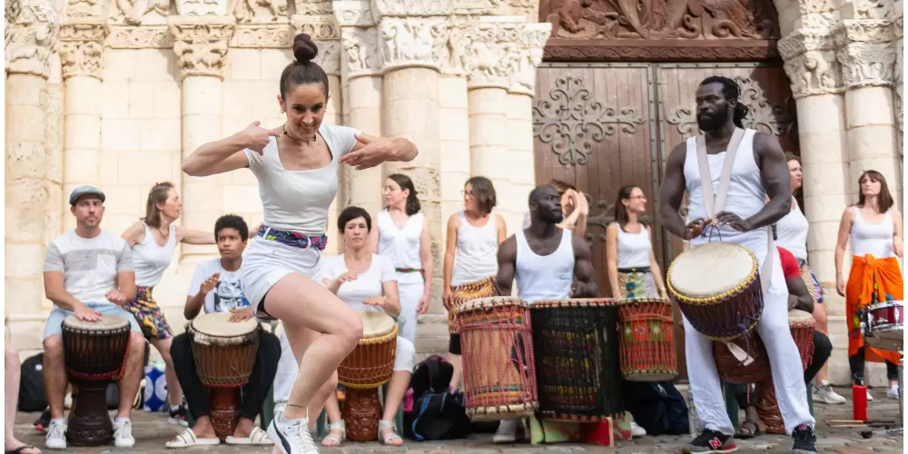 Troupe interprète... devant Notre Dame